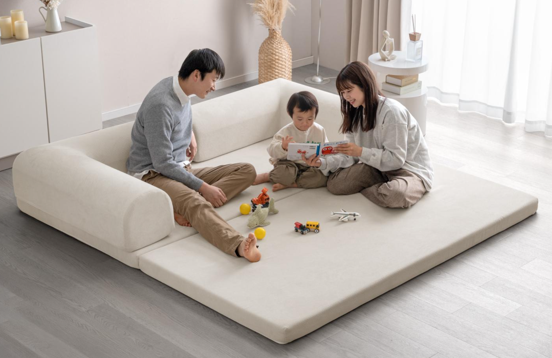 たたむとすっきり、広げるとゆったりの「自由なくつろぎ」 日常にフィットする『折りたたみ組み換えソファ』発売