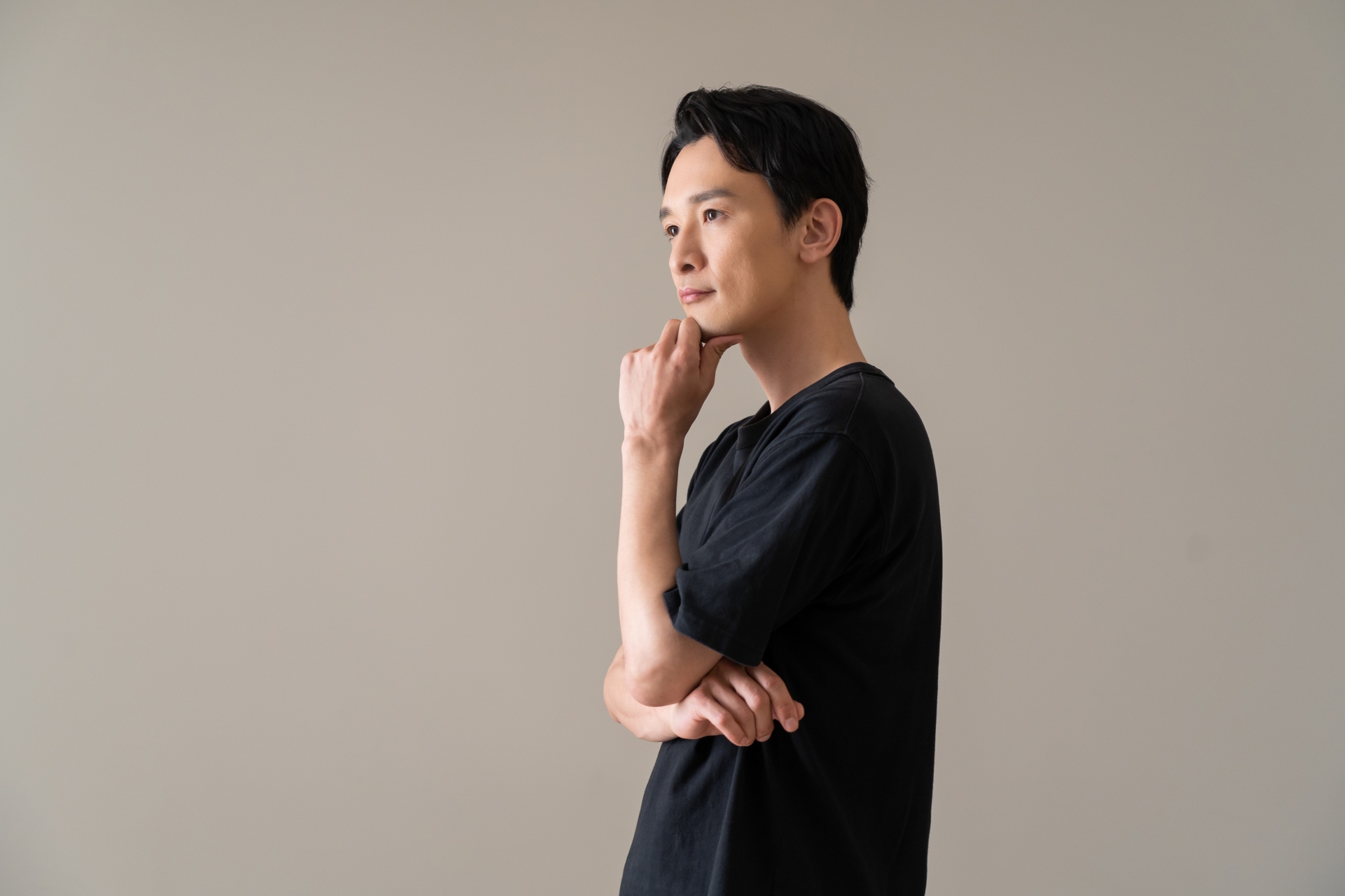 【40代男性に調査】同世代が選ぶイケてる俳優、第3位「岡田准一」第2位「小栗旬」を抑えて第1位に輝いたのは？魅力の決め手は「大人の渋さや色気」。